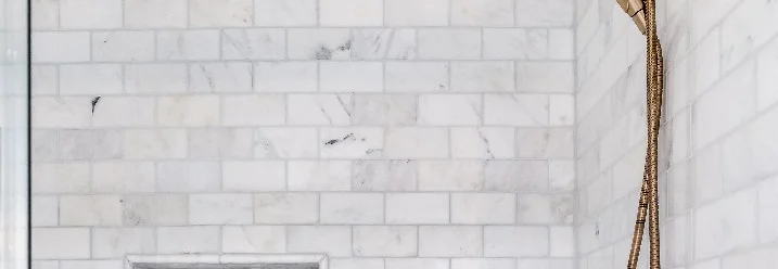 Geflieste Duschwand mit Regaleinsatz